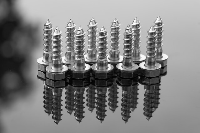 Screw arranged facing up and the reflection on the surface causing a mirror image.